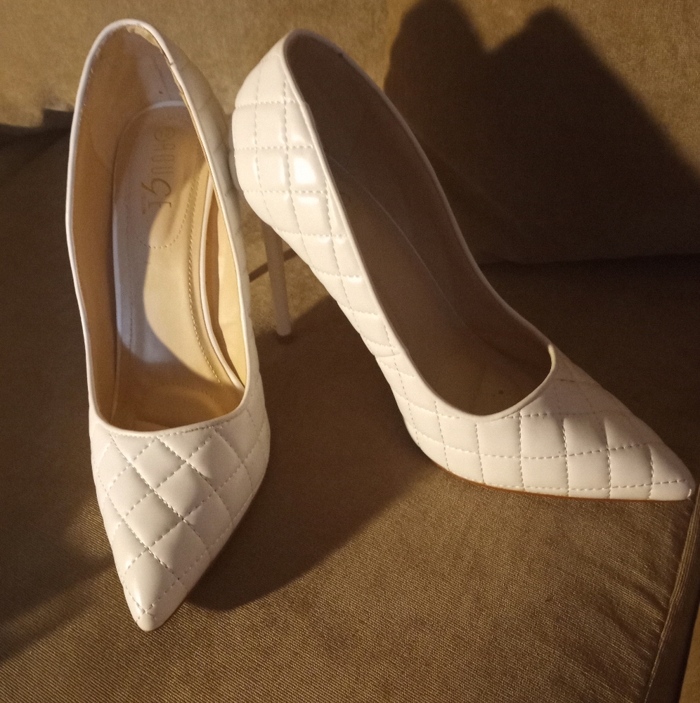 Women's size 10 white quilted pumps